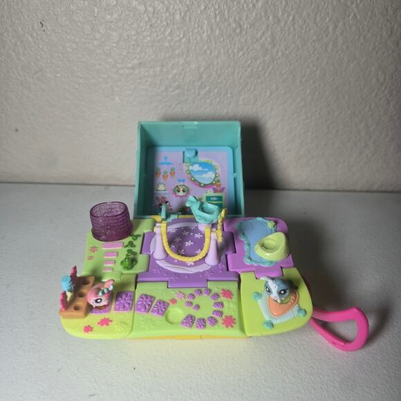 Littlest Pet Shop Teeniest Tiniiest Bunnies Playset + 2 Bunny Figures - Picture 1 of 6